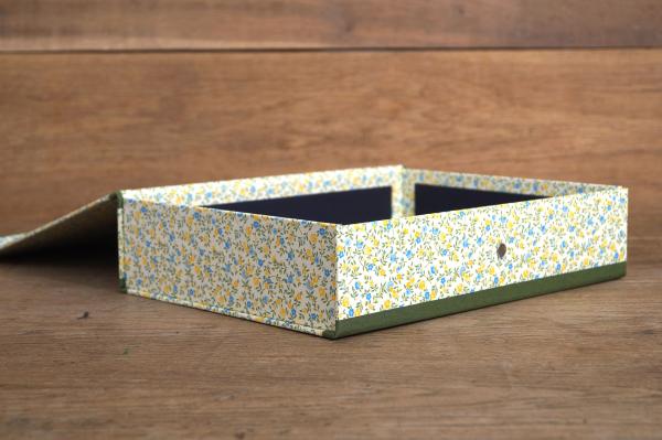 Schachtel geöffnet, Klappdeckel mit Verschlußlasche und Magnetverschluß, außen mit Blütenpapier kaschiert, innen schwarz